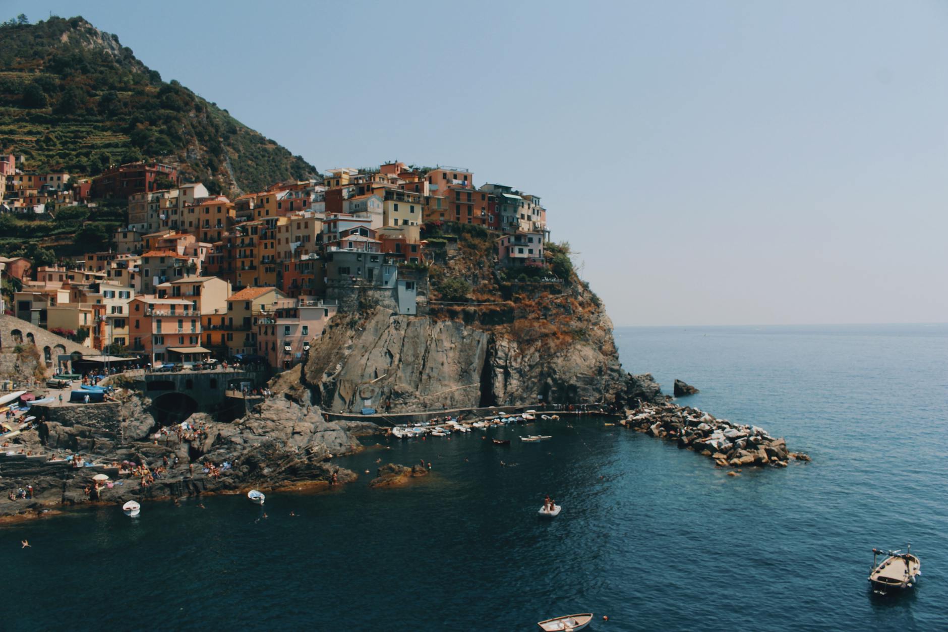 A stunning coastal view of Manarola's colorful houses perched on cliffs in Cinque Terre.